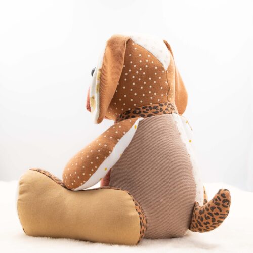 Hond van bruine stof met geborduurde pootjes