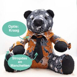 Detail van manchet met zwart knoopje en stropdas op herinneringsknuffel